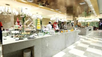 2 restaurants; breakfast, lunch and dinner served