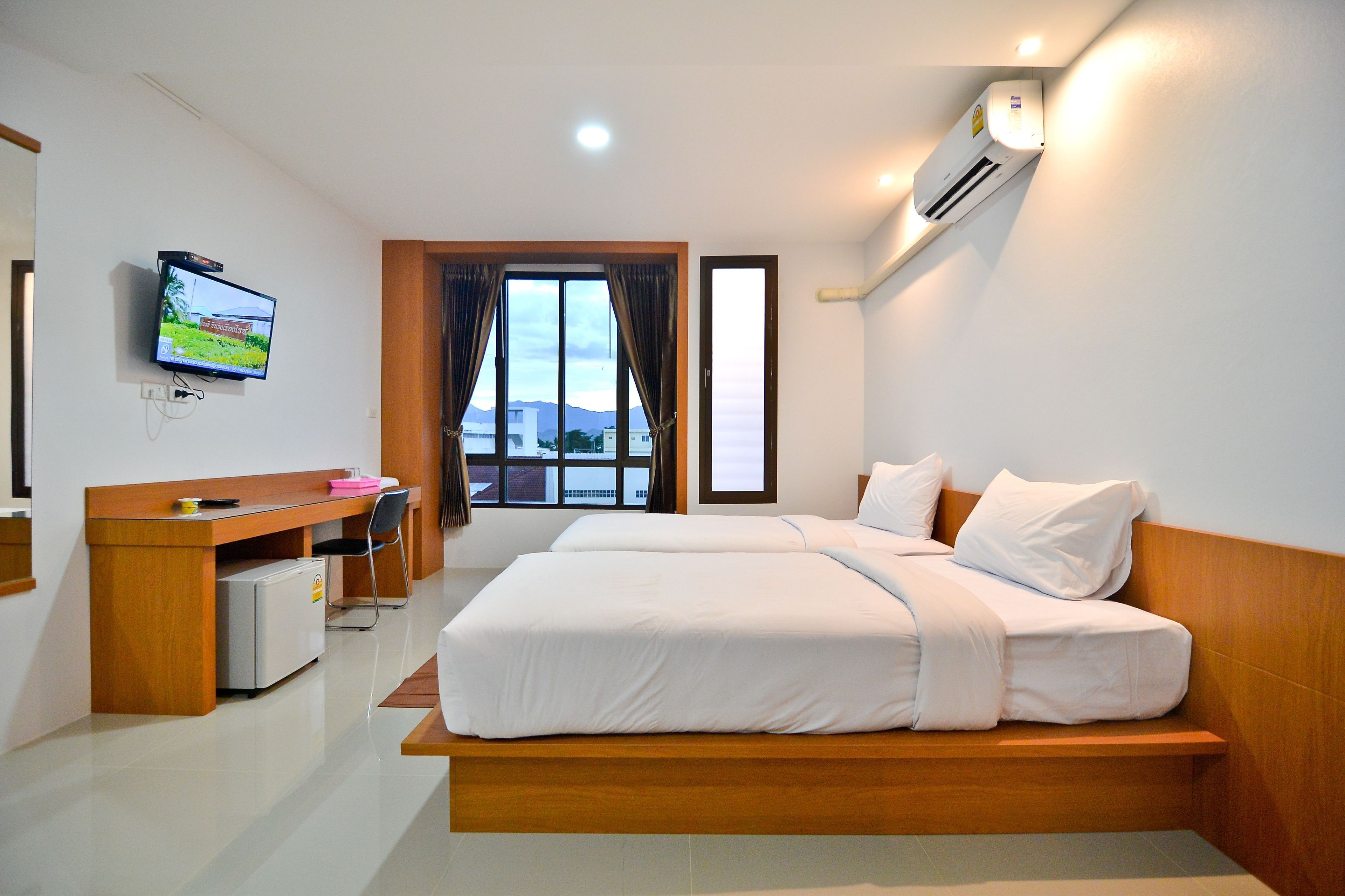 Minibar, escritorio, wifi gratis y ropa de cama
