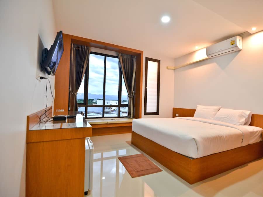 Standard Double room | Minibar, desk, free WiFi, bed sheets
