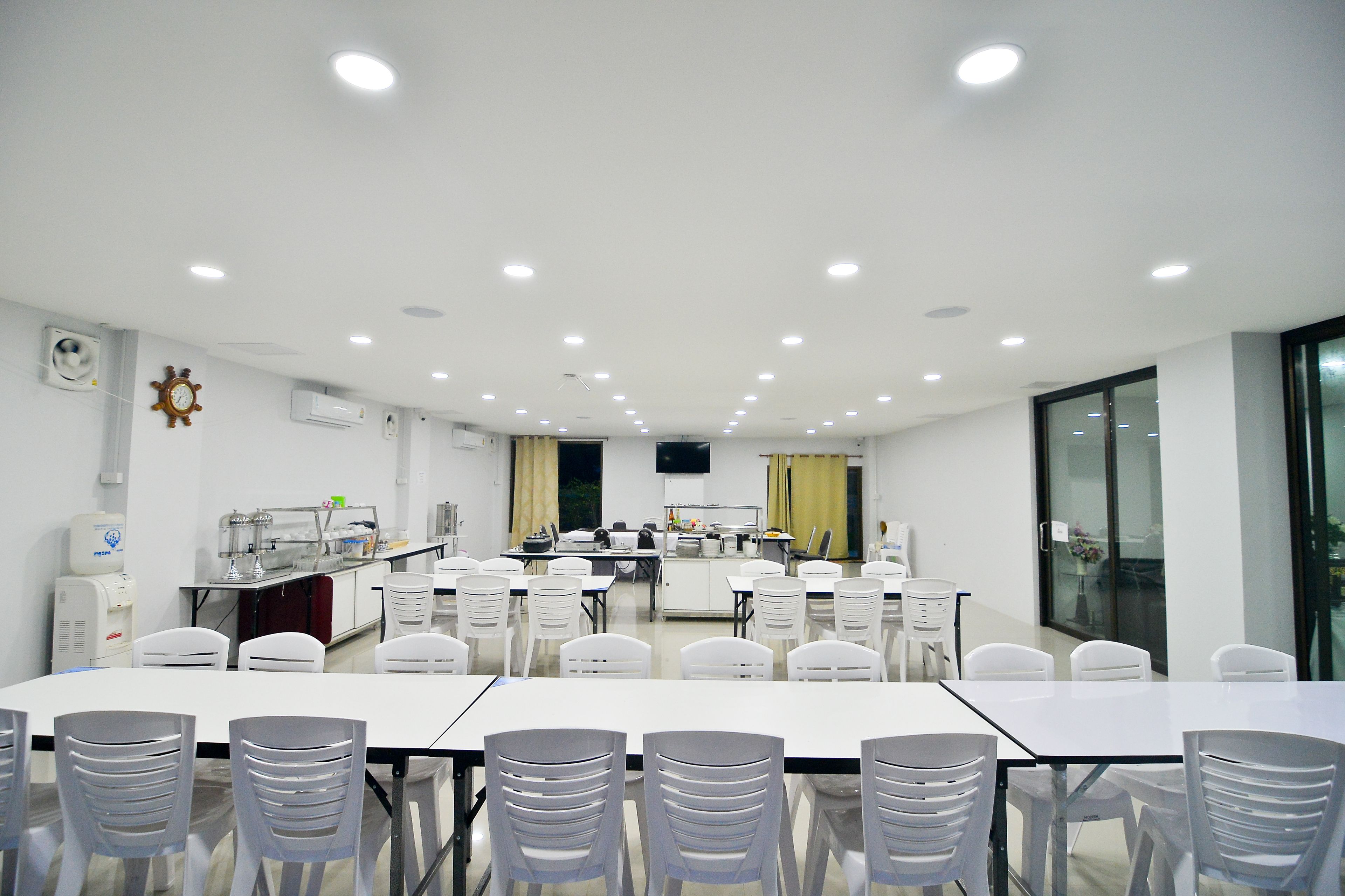 อาหารเช้าแบบอังกฤษทุกวัน (THB 100 ต่อคน)