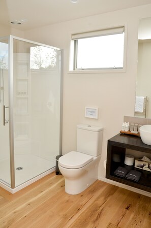 Dusche, kostenlose Toilettenartikel, Haartrockner, Bademäntel