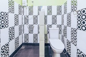 Douche, articles de toilette gratuits, serviettes fournies