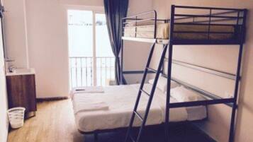 Cortinas opacas, tabla de planchar con plancha, wifi gratis