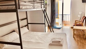 Chambre Double | Rideaux occultants, fer et planche à repasser, Wi-Fi gratuit