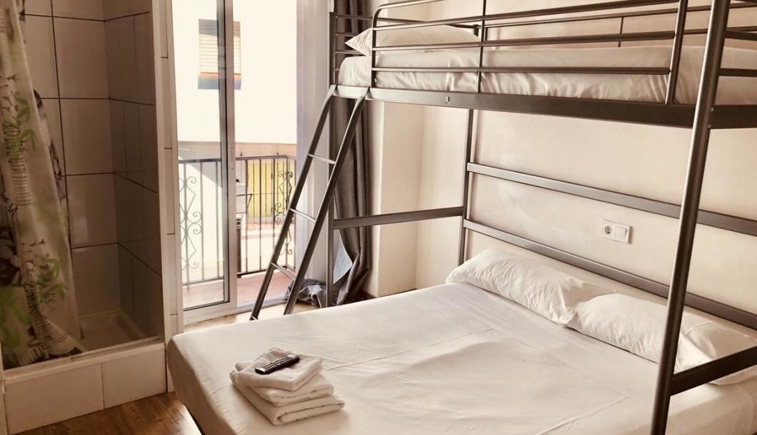 Tirai kedap cahaya, setrika/meja setrika, dan Wi-Fi gratis