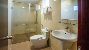 Triple Room | Bathroom | Free toiletries, hair dryer, slippers, towels