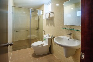 Dreibettzimmer | Badezimmer | Kostenlose Toilettenartikel, Haartrockner, Hausschuhe, Handtücher