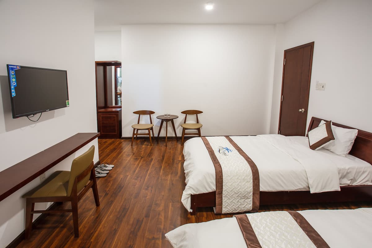 Escritorio, cortinas blackout, insonorización y wifi gratis