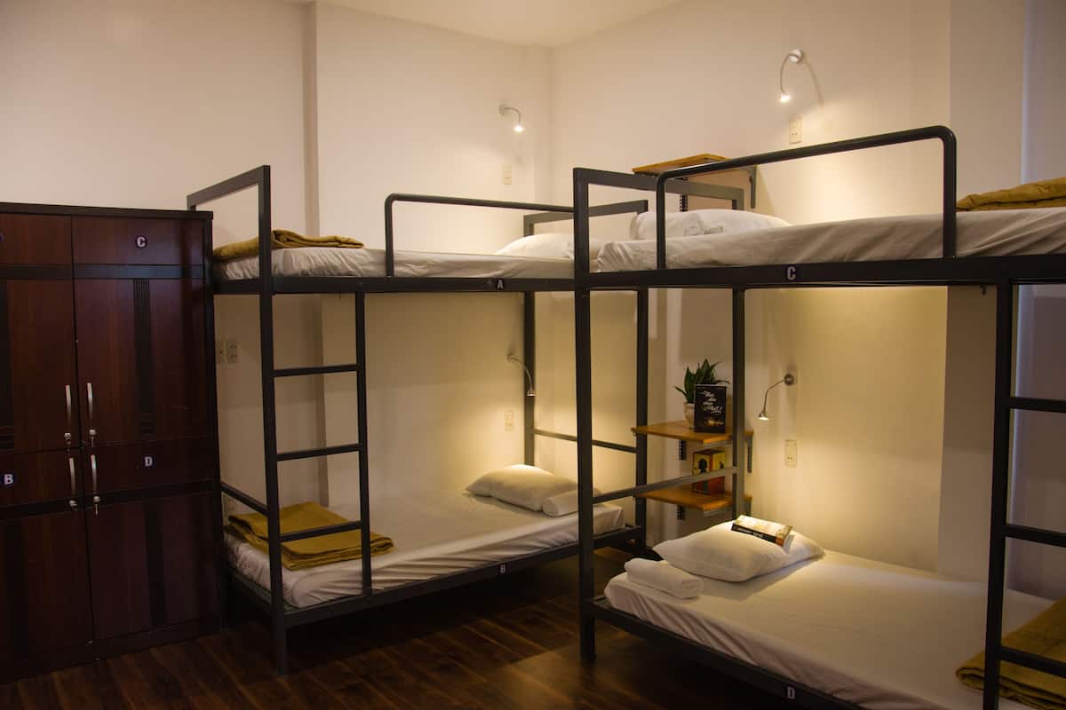Escritorio, cortinas blackout, insonorización y wifi gratis