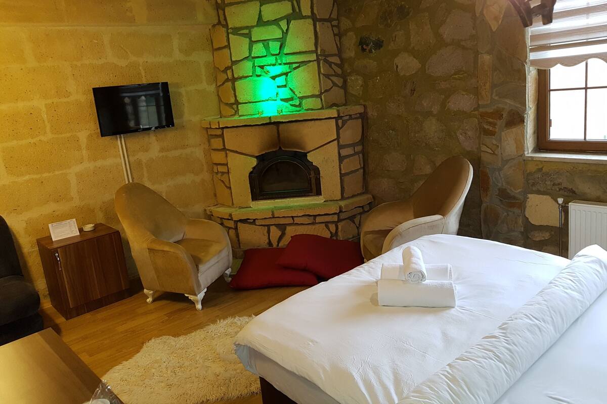 Superior suite, 1 tweepersoonsbed met slaapbank, open haard | Kamervoorziening