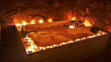Romantic Suite, 1 Katil Ratu (Queen) dengan Katil Sofa, Smoking | Tab mandi berpancutan