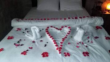 Romantic Suite, 1 Katil Ratu (Queen) dengan Katil Sofa, Smoking | Peralatan tempat tidur premium, bar mini, dihias secara berasingan