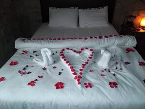 Romantische suite, 1 queensize bed met slaapbank, roken | Luxe beddengoed, een minibar, individueel gedecoreerd