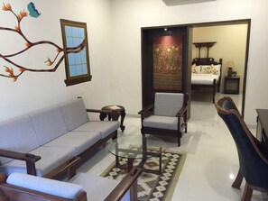 尊荣套房 | 起居区 | 电视