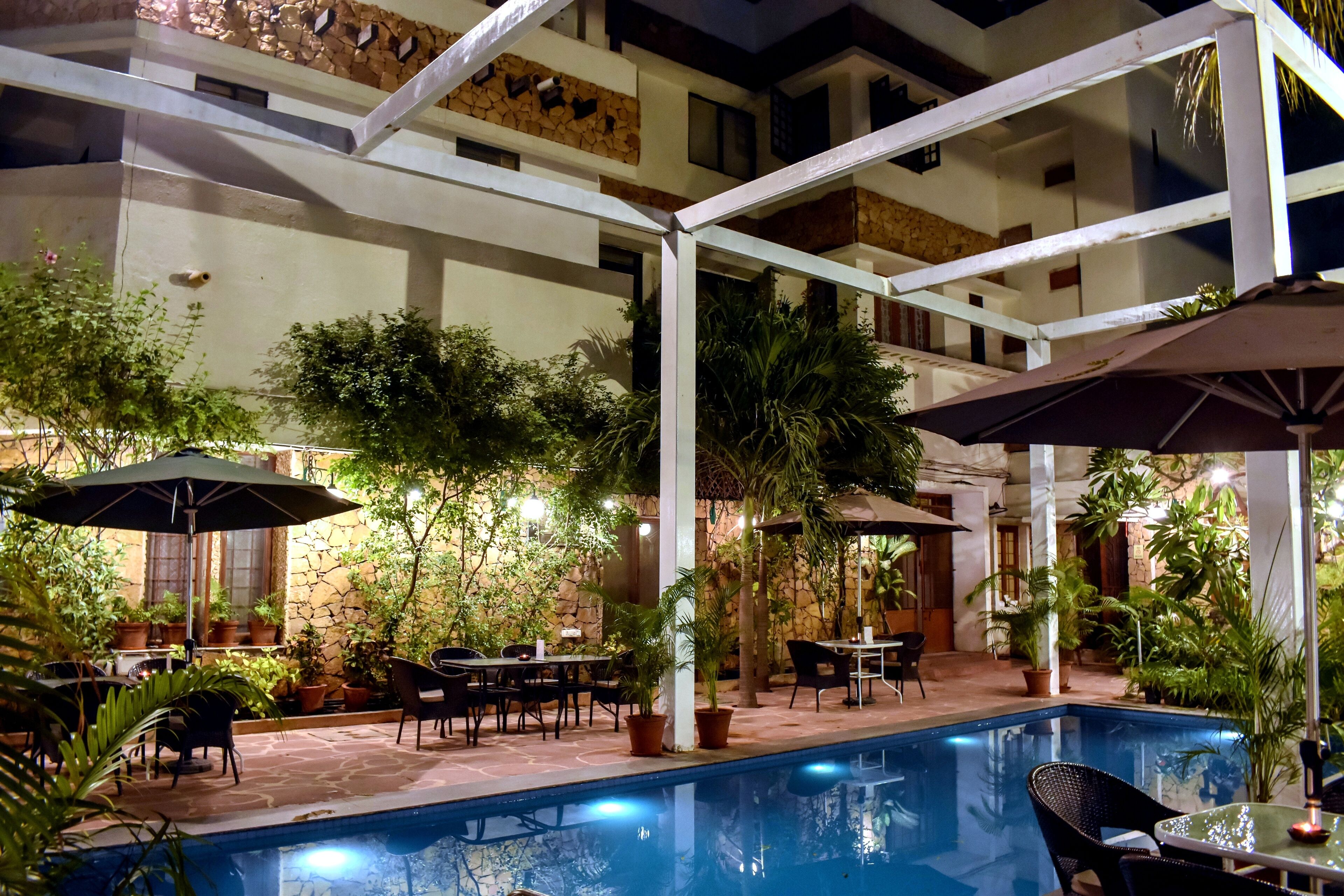 Una piscina al aire libre