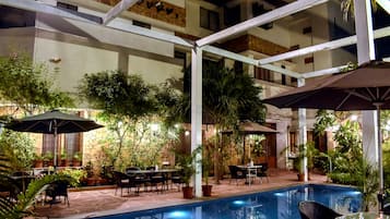 Una piscina al aire libre
