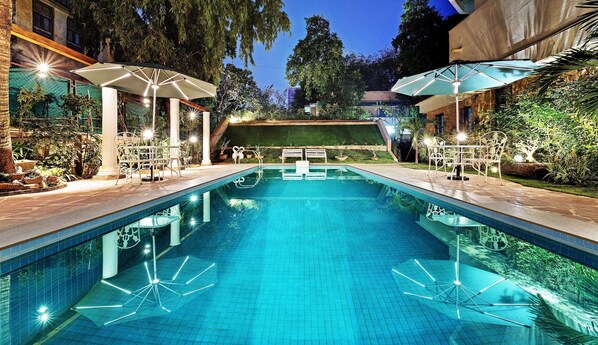 Outdoor pool - WelcomHeritage Mani Mansion (Ahmedabad)