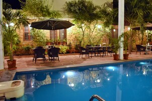 Una piscina al aire libre