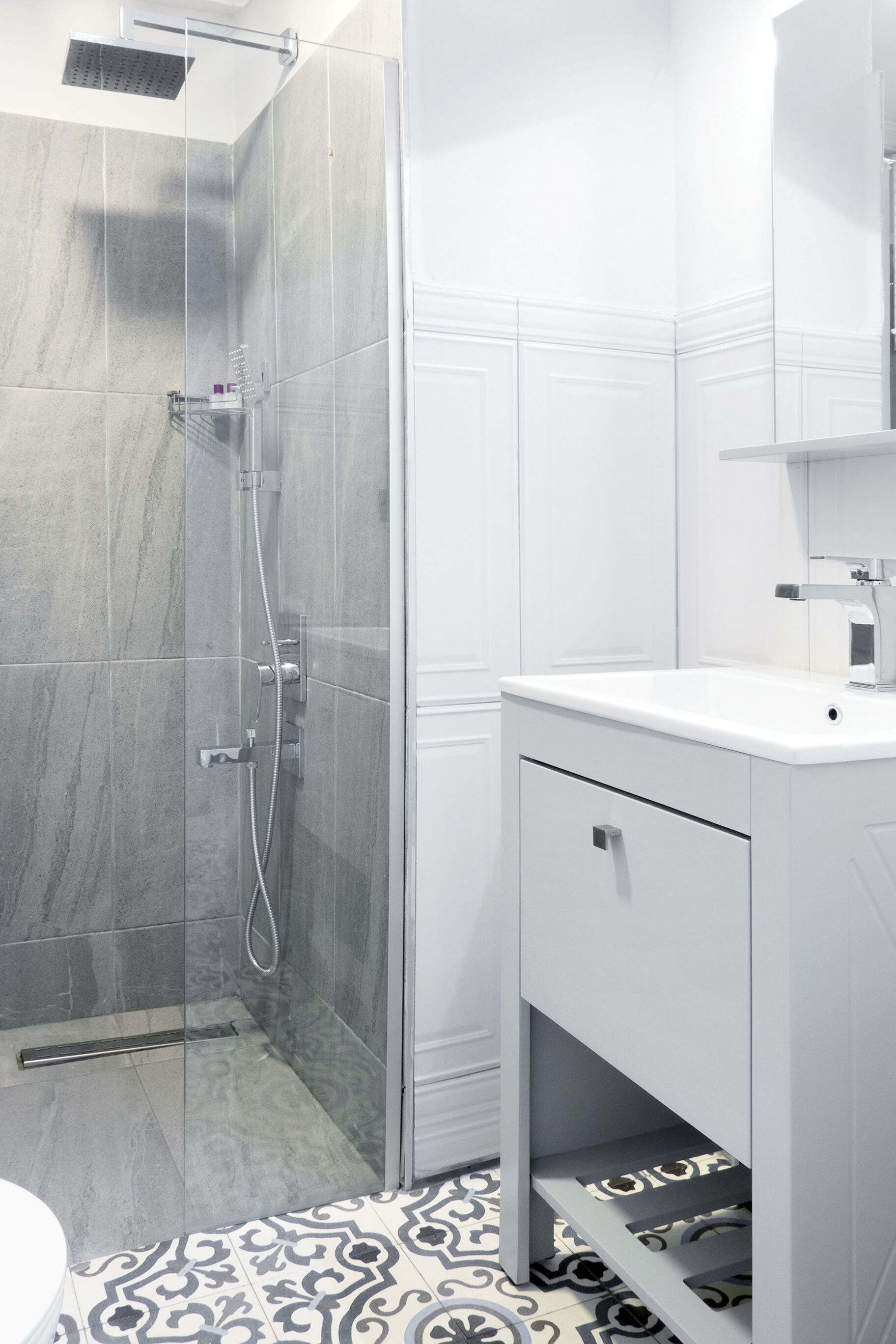 Standard Twin Room | Bathroom | Shower, free toiletries, hair dryer, slippers