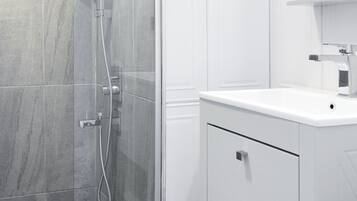 Standard Twin Room | Bathroom | Shower, free toiletries, hair dryer, slippers