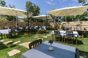 تناول الطعام بالخارج