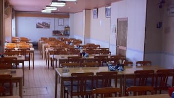 Päivittäinen paikallinen aamiainen (2500 JPY per henkilö)