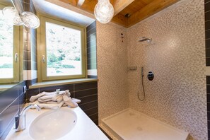 Junior Suite (Bois de Champagne) | Bilik Mandi | Pancuran mandi, kelengkapan dandanan diri berjenama, pengering rambut