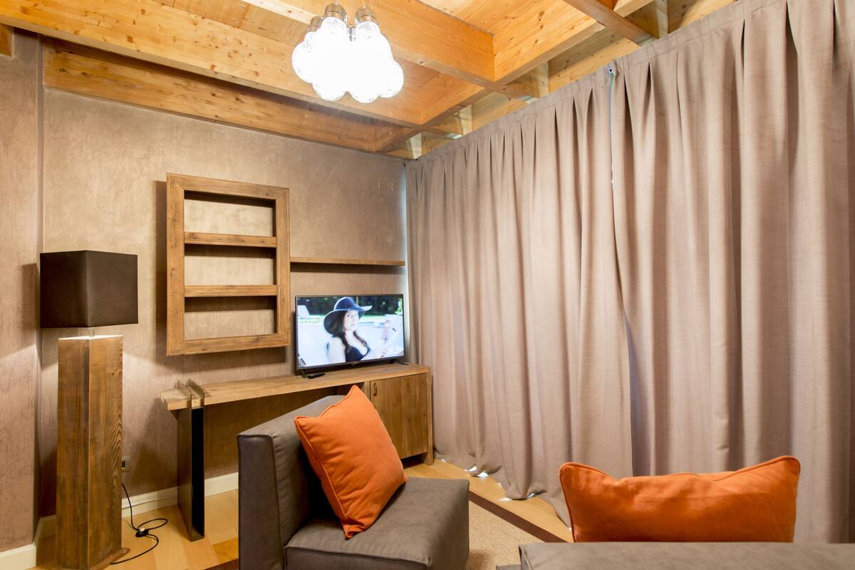 Junior Suite (Bois de Champagne) | Bar mini percuma, peti besi dalam bilik, kalis bunyi, Wi-fi percuma