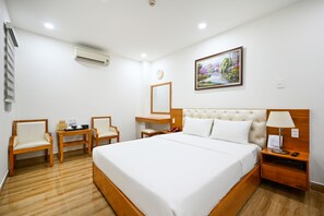 Habitación doble superior | Ropa de cama de alta calidad, caja fuerte, cortinas opacas