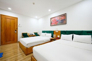 Ropa de cama de alta calidad y caja de seguridad en la habitación