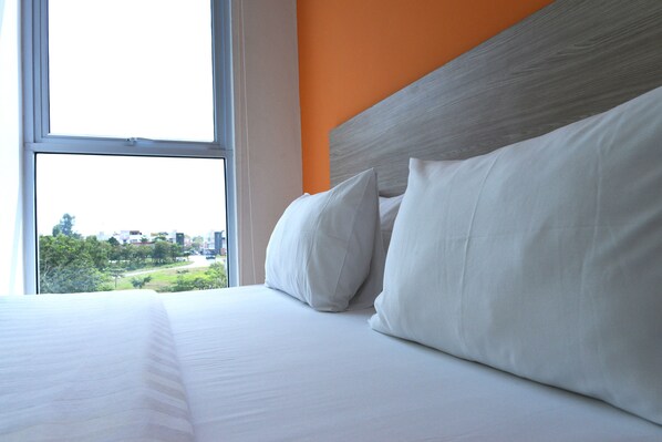 Habitación Deluxe | Ropa de cama de alta calidad, escritorio, wifi gratis y ropa de cama