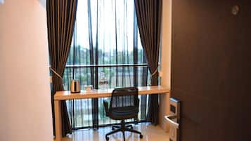 1 bedroom, premium bedding, desk, free WiFi