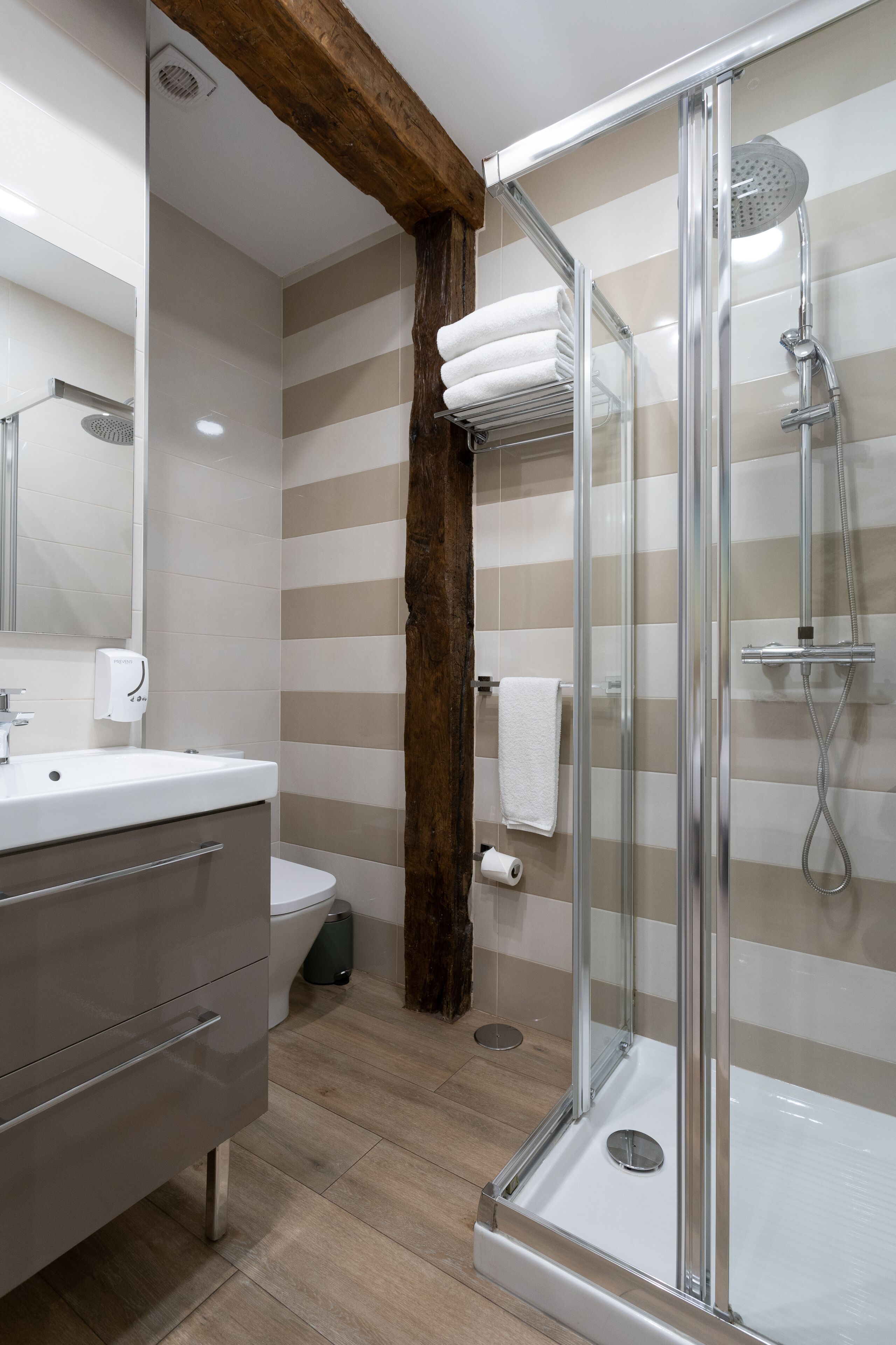 Apartamento Deluxe, baño privado (Amarillo) | Interior