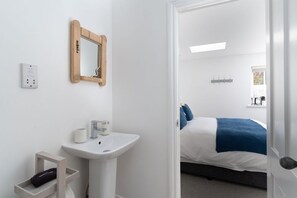 Free WiFi, bed sheets - The Old Pilchard Works (Penzance)