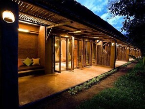 Una hilera de habitaciones de estilo tradicional con puertas correderas y un paseo cubierto.
