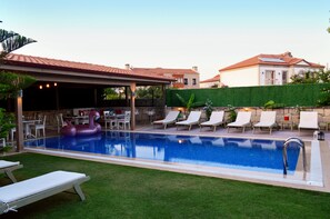 Outdoor pool, pool umbrellas, sun loungers - Fehmi Bey Alacati - Special Class (Cesme)