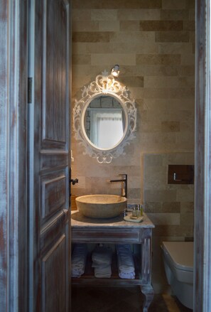 Chambre Double Standard | Salle de bain | Douche, articles de toilette gratuits, sèche-cheveux, chaussons