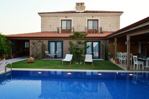 A two-story house with a swimming pool, outdoor seating, and a garden. - Fehmi Bey Alacati - Special Class (Cesme)