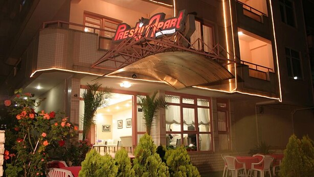 A restaurant with a sign reading "Fresh Apart" and outdoor seating with tables and chairs. - Prestij Apart Hotel (Akcakoca)