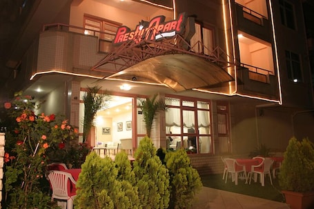 Fachada de la propiedad por la tarde o noche