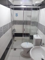 Ducha, artículos de tocador gratuitos, secador de pelo, pantuflas