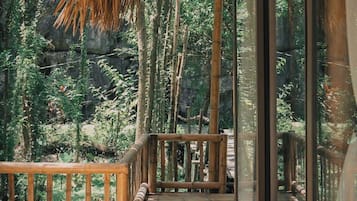 Decoración personalizada, cortinas blackout, wifi gratis y ropa de cama