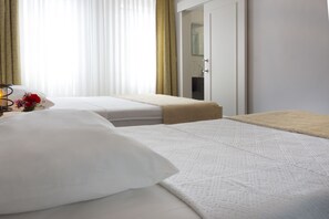 Quarto triplo standard | Roupas de cama premium, frigobar, escrivaninha, Wi-Fi de cortesia