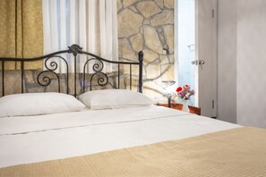 Economy Double Room (Basement) | Premium bedding, minibar, desk, free WiFi - Rüzgargülü Otel (Bozcaada)