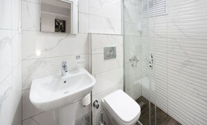 Economy-Doppelzimmer (Basement) | Badezimmer | Dusche, kostenlose Toilettenartikel, Haartrockner, Handtücher