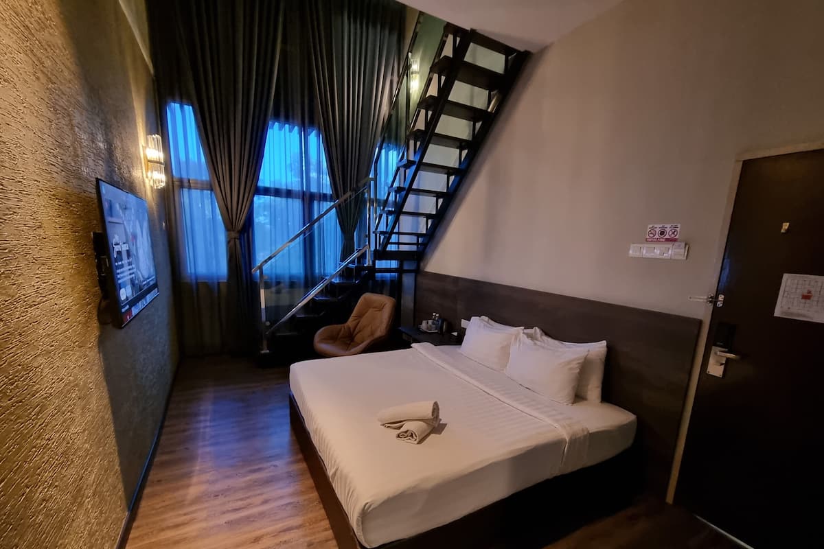 ห้องพรีเมียร์ (1 Queen + 1 King with Window) | เครื่องนอนระดับพรีเมียม, ผ้านวมขนเป็ด, โต๊ะทำงาน,   เตารีด/โต๊ะรีดผ้า