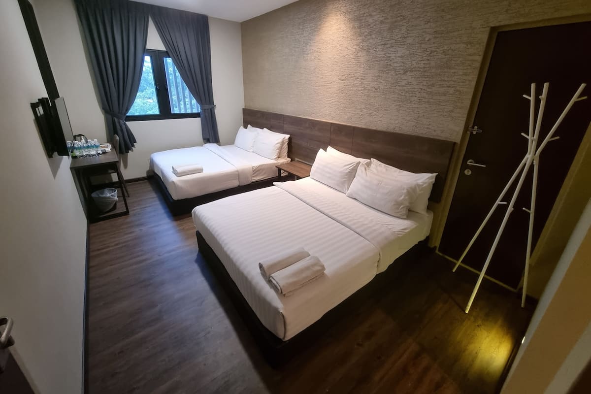 ห้องแฟมิลี่, เตียงควีนไซส์ 2 เตียง (With Window) | เครื่องนอนระดับพรีเมียม, ผ้านวมขนเป็ด, โต๊ะทำงาน, เตารีด/โต๊ะรีดผ้า