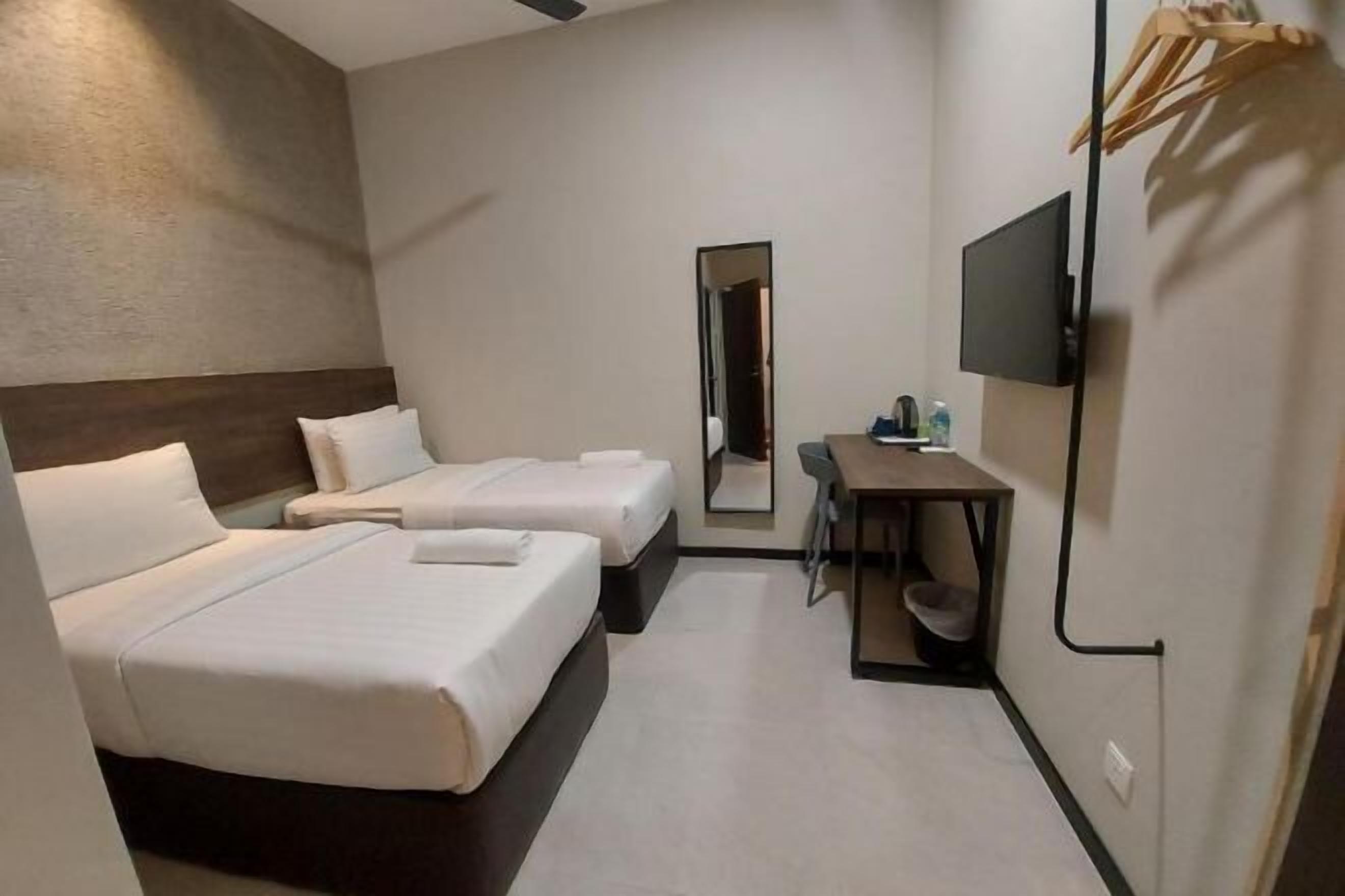 高級寢具、羽絨被、書桌、熨斗/熨衫板