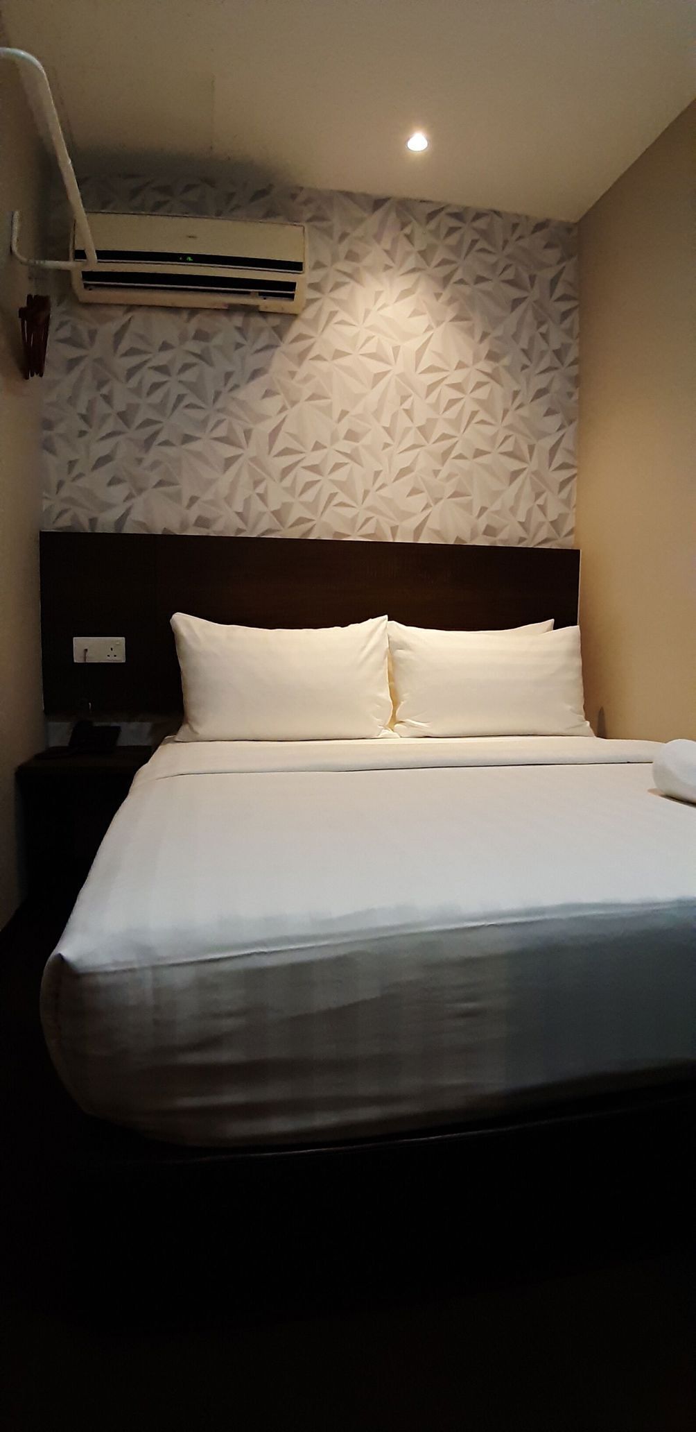 Premium bedding, down duvets, desk, iron/ironing board
