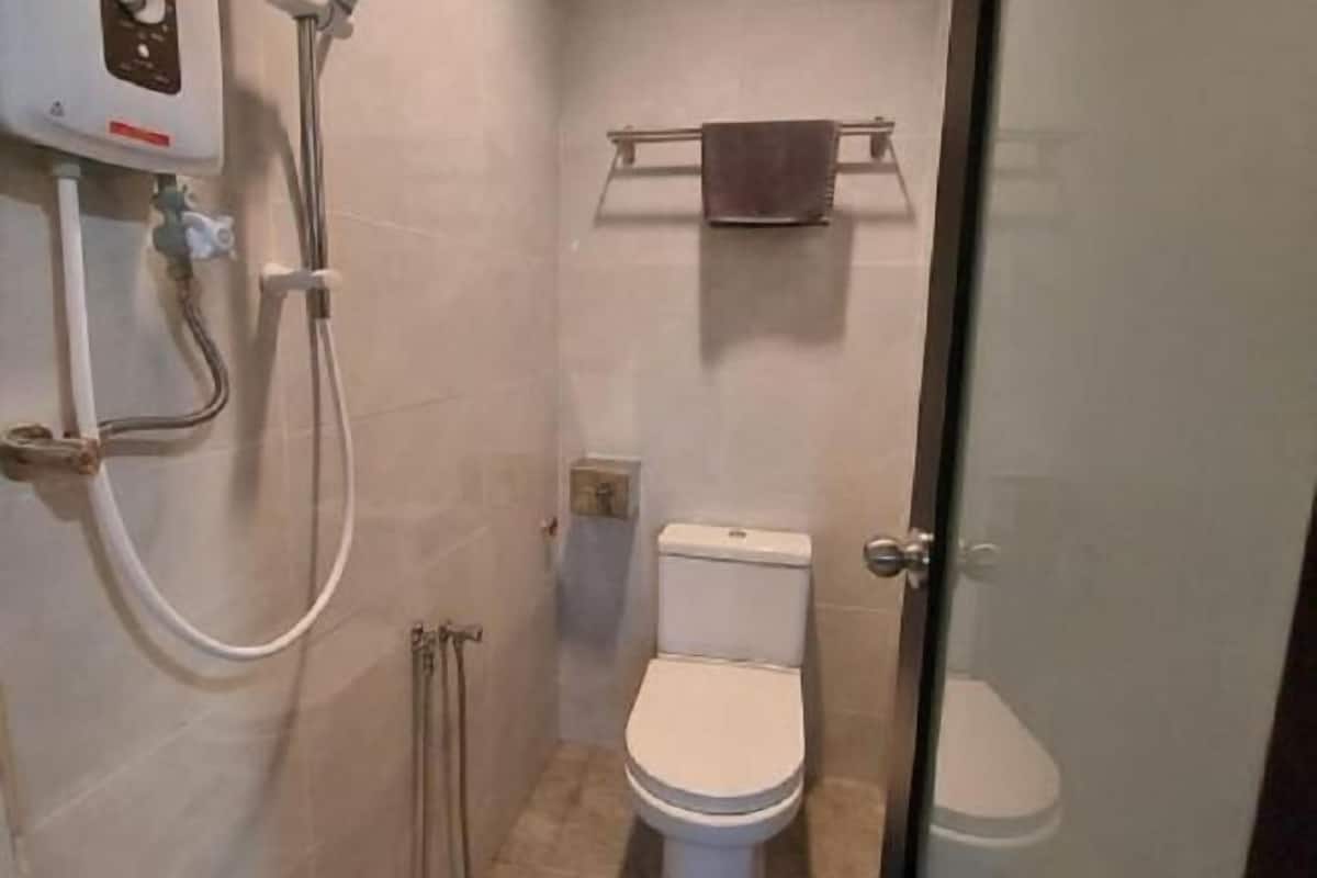 Douche, articles de toilette gratuits, sĂšche-cheveux, bidet